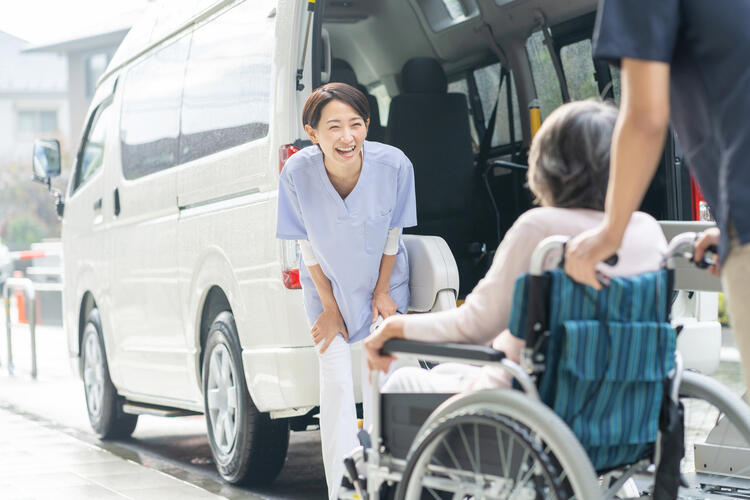 介護タクシードライバーに資格は必要？　中高年転職におすすめな理由